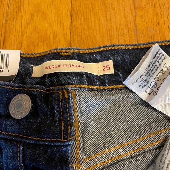 Levi Wedgie Straight Cropped Jeans - Picture 3 of 4